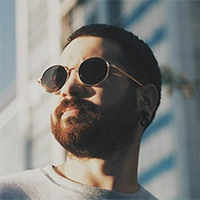 Primer plano de un hombre con gafas de sol