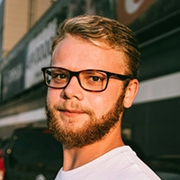 Primer plano de un hombre rubio con gafas