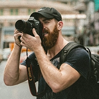 Primer plano de un chico haciendo fotos