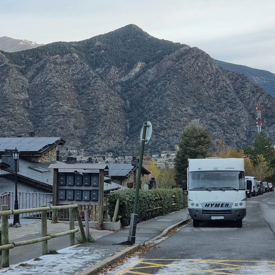 Caravana aparcada en una zona de montaña nevada